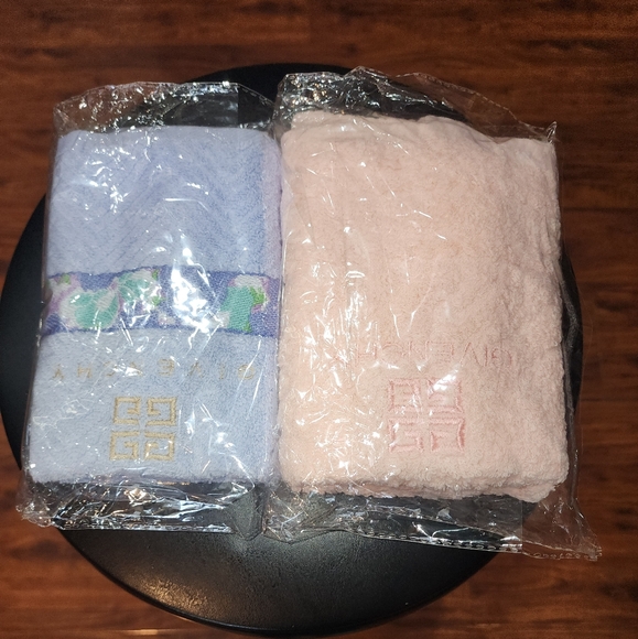 Givenchy Other - Givenchy hand towards